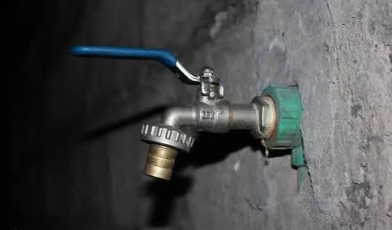 Penurie d&rsquo;eau à Kinshasa : la soif au coin de la rue