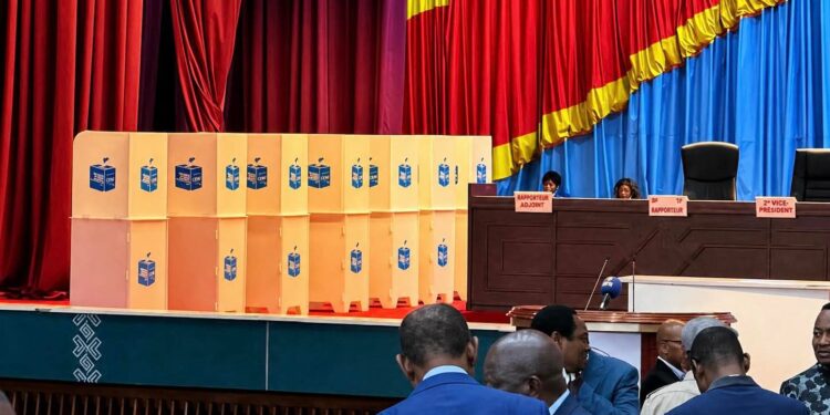 Motion de censure : haute tension au Palais du Peuple