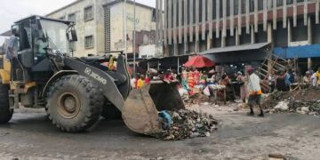 Kinshasa : opération coup de poing au marché Zando, bulldozers et forces de l’ordre en action
