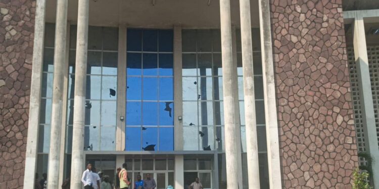 UNIKIN : tensions et scènes de vandalisme après une élection estudiantine contestée