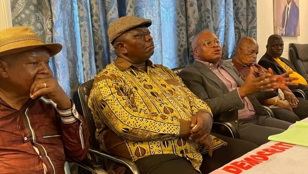Référendum en RDC : Paul Ngondankoy détaille sa proposition de loi devant les Compagnons d’Étienne Tshisekedi