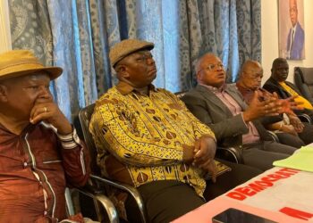 Référendum en RDC : Paul Ngondankoy détaille sa proposition de loi devant les Compagnons d’Étienne Tshisekedi