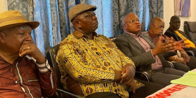 Référendum en RDC : Paul Ngondankoy détaille sa proposition de loi devant les Compagnons d’Étienne Tshisekedi