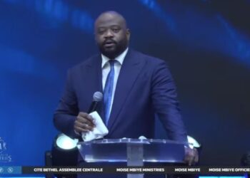RDC : Moïse Mbiye fustige des rassemblements religieux devenus des « camps de lépreux »
