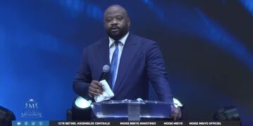 RDC : Moïse Mbiye fustige des rassemblements religieux devenus des « camps de lépreux »