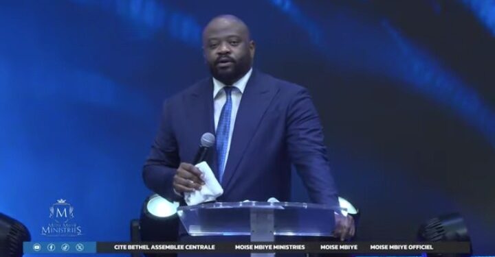 RDC : Moïse Mbiye fustige des rassemblements religieux devenus des « camps de lépreux »