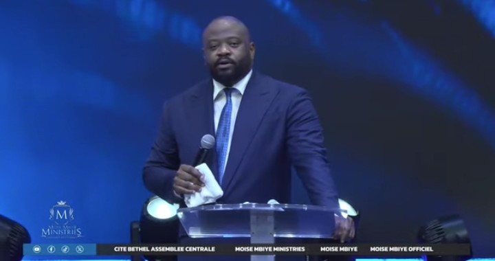 RDC : Moïse Mbiye fustige des rassemblements religieux devenus des « camps de lépreux »