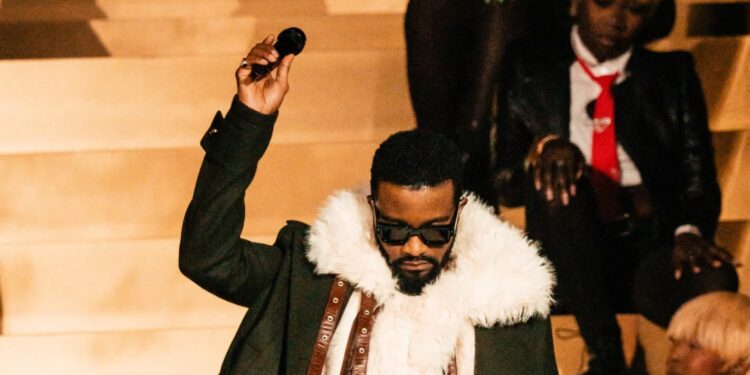 Fally Ipupa entre dans l’Ordre national du Léopard : la consécration d’un parcours d’exception
