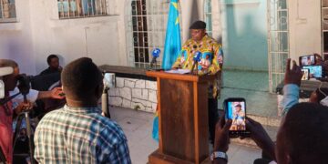 Enjeux : Lisanga Bonganga (RCET-CPS) dénonce « l’autosatisfaction puérile » de l’opposition et réaffirme son soutien à Félix Tshisekedi