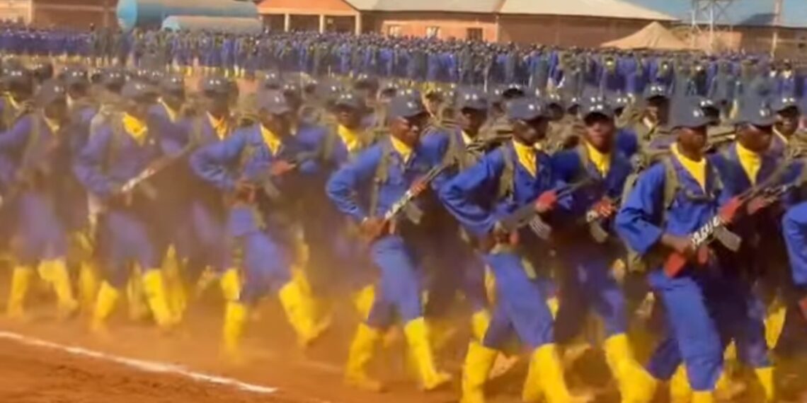 Kinshasa : des anciens Kuluna transformés en « bâtisseurs » mobilisés pour nettoyer la capitale