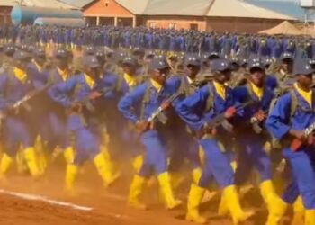 Kinshasa : des anciens Kuluna transformés en « bâtisseurs » mobilisés pour nettoyer la capitale
