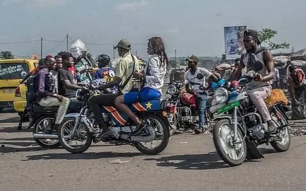 Kinshasa réorganise la circulation : des parkings pour les motocyclistes en préparation