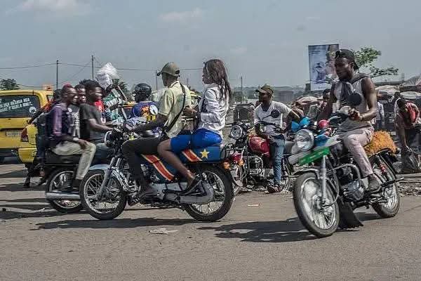 Kinshasa réorganise la circulation : des parkings pour les motocyclistes en préparation