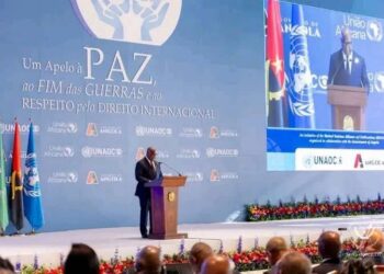 À Luanda, Félix Tshisekedi appelle à une paix « vérifiable sur le terrain »