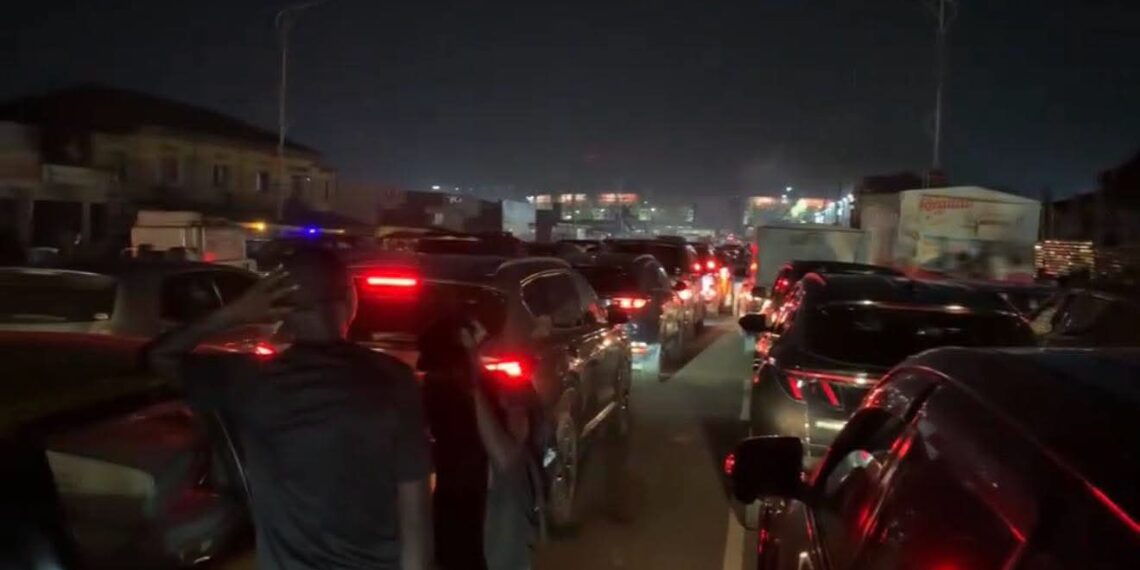 Kinshasa à l&rsquo;arrêt : la capitale étouffe sous des embouteillages monstres
