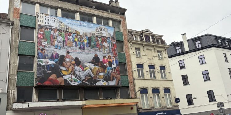 À Bruxelles, Matongé retrouve son emblème : la fresque de Chéri Samba renaît