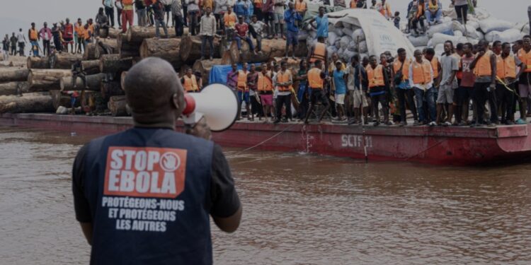Alerte Ebola aux portes de Kinshasa : un bateau immobilisé, plus de 200 passagers soumis à des tests