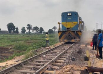 Kinshasa : après le déraillement, la locomotive 1433 remise sur les rails