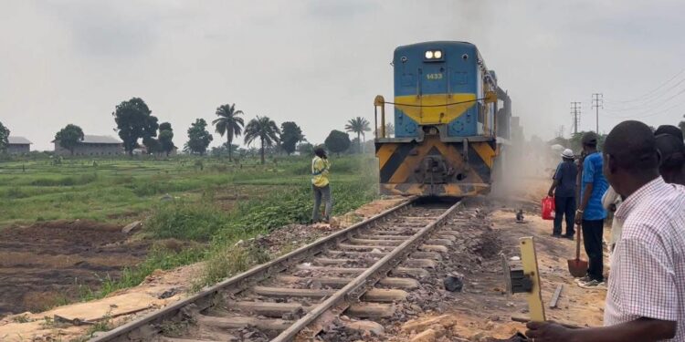 Kinshasa : après le déraillement, la locomotive 1433 remise sur les rails