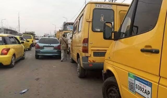 Kinshasa : le gouvernement veut mettre fin aux hausses abusives des tarifs de transport