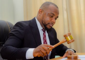 RDC : le CSAC suspend Fils Mukoko pour 88 jours après des propos visant des Occidentaux