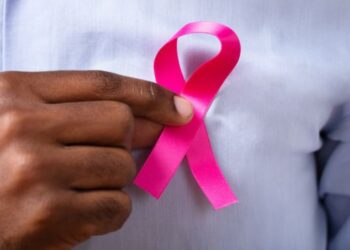 Octobre Rose : la succion des seins protège-t-elle du cancer ?