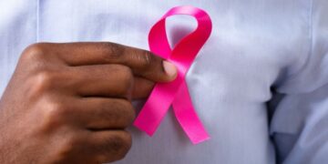 Octobre Rose : la succion des seins protège-t-elle du cancer ?