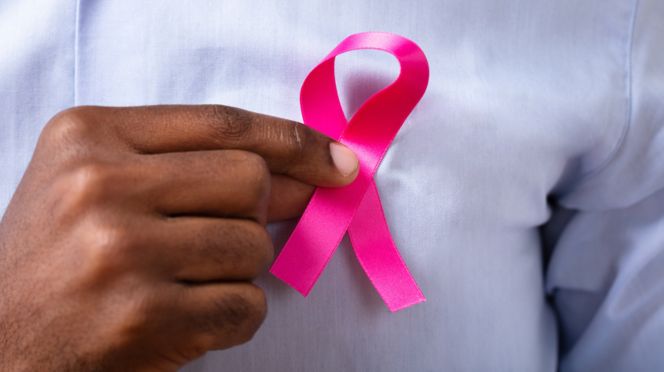Octobre Rose : la succion des seins protège-t-elle du cancer ?
